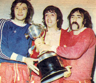 Carlos Gay, Eduardo Commisso. y Ricardo Pavoni con la Copa
Libertadores de 1974. Estadísticas CAI